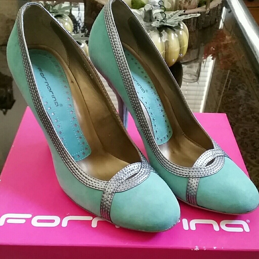 LT turquoise suede pumps w silver leather accent